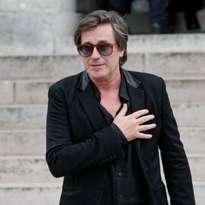 Thomas Dutronc - Sortie des obsèques de l'auteure-compositrice-interprète et actrice française Françoise Hardy au crématorium du cimetière du Père-Lachaise à Paris, France, le 20 juin 2024. © Jacovides-Moreau/Bestimage