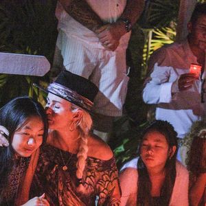 Exclusif - Pour le deuxième anniversaire de la mort de Johnny, Laeticia Hallyday et ses filles Jade et Joy se recueillent une nouvelle fois sur sa tombe au cimetière de Lorient à Saint-Barthélemy. Pour l'occasion, soirée très intime avec quelques musiciens et très peu de lumière, le 6 décembre 2019. © Agence / Bestimage