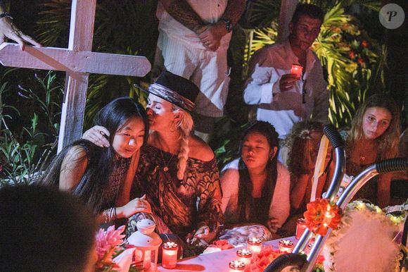 Exclusif - Pour le deuxième anniversaire de la mort de Johnny, Laeticia Hallyday et ses filles Jade et Joy se recueillent une nouvelle fois sur sa tombe au cimetière de Lorient à Saint-Barthélemy. Pour l'occasion, soirée très intime avec quelques musiciens et très peu de lumière, le 6 décembre 2019. © Agence / Bestimage