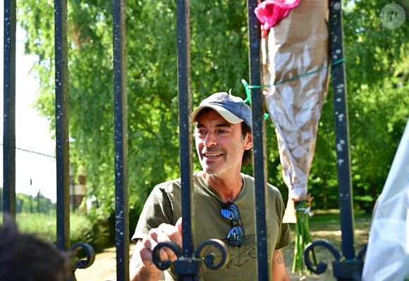 Exclusif - Un an jour pour jour après le décès d'Alain Delon, son fils Anthony (avec Loubo, le berger belge de son père) lui a rendu hommage au domaine familial de Douchy dans le Loiret, France, le 18 août 2025.© Christian Liewig/Bestimage