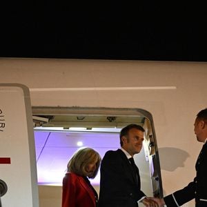 En cause, une vidéo montrant Brigitte Macron portant les mains au visage de son époux à la sortie de l’avion présidentiel.
Arrivée du Président de la République Emmanuel Macron et de la Première dame Brigitte Macron sur le tarmac de l'aéroport d'Hanoi en République socialiste du Vietnam le 25 mai 2025.
© Jeanne Accorsini / Pool / Bestimage