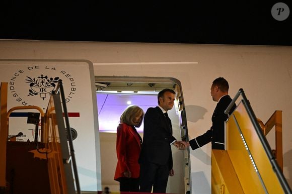 En cause, une vidéo montrant Brigitte Macron portant les mains au visage de son époux à la sortie de l’avion présidentiel.
Arrivée du Président de la République Emmanuel Macron et de la Première dame Brigitte Macron sur le tarmac de l'aéroport d'Hanoi en République socialiste du Vietnam le 25 mai 2025.
© Jeanne Accorsini / Pool / Bestimage