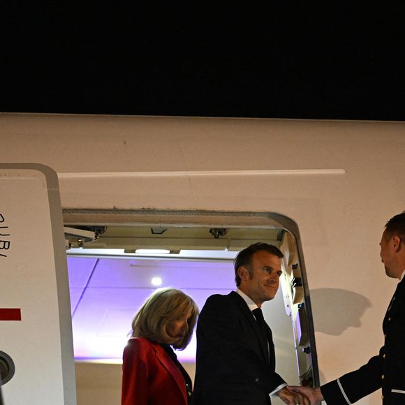 En cause, une vidéo montrant Brigitte Macron portant les mains au visage de son époux à la sortie de l’avion présidentiel.
Arrivée du Président de la République Emmanuel Macron et de la Première dame Brigitte Macron sur le tarmac de l'aéroport d'Hanoi en République socialiste du Vietnam le 25 mai 2025.
© Jeanne Accorsini / Pool / Bestimage