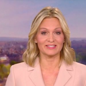 Audrey Crespo-Mara interroge Raphaël Glucksmann sur le plateau du JT de 20h de TF1 dimanche 23 août 2026