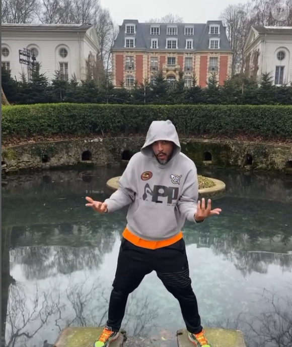 Coach Joe devant le château de Dammarie-les-Lys