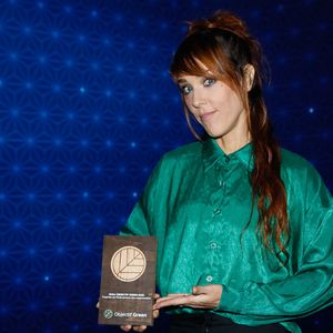 Exclusif -  La chanteuse Zaz (Isabelle Geffroy) pose avec le trophée de l'événement éco-responsable du salon Objectif Green 2023
Paris, le 30 janvier 2023.
© Christophe Clovis / Bestimage