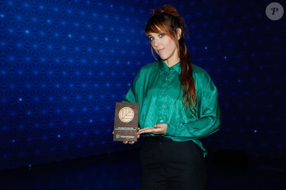 Exclusif -  La chanteuse Zaz (Isabelle Geffroy) pose avec le trophée de l'événement éco-responsable du salon Objectif Green 2023
Paris, le 30 janvier 2023.
© Christophe Clovis / Bestimage
