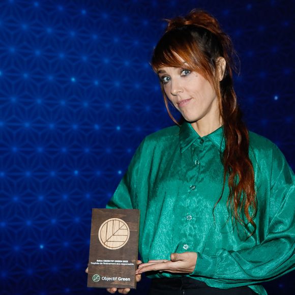 Exclusif -  La chanteuse Zaz (Isabelle Geffroy) pose avec le trophée de l'événement éco-responsable du salon Objectif Green 2023
Paris, le 30 janvier 2023.
© Christophe Clovis / Bestimage