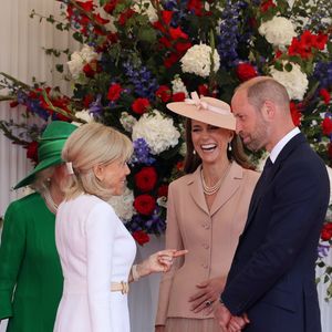 Le roi Charles III d'Angleterre, Camilla Parker Bowles, reine consort d'Angleterre, le prince William, prince de Galles, et Catherine (Kate) Middleton, princesse de Galles, accueillent le couple présidentiel français le président Emmanuel Macron et sa femme la Première Dame Brigitte Macron sur Datchet road à Windsor, Royaume Uni, le 8 juillet 2025. © Dominique Jacovides/Bestimage
