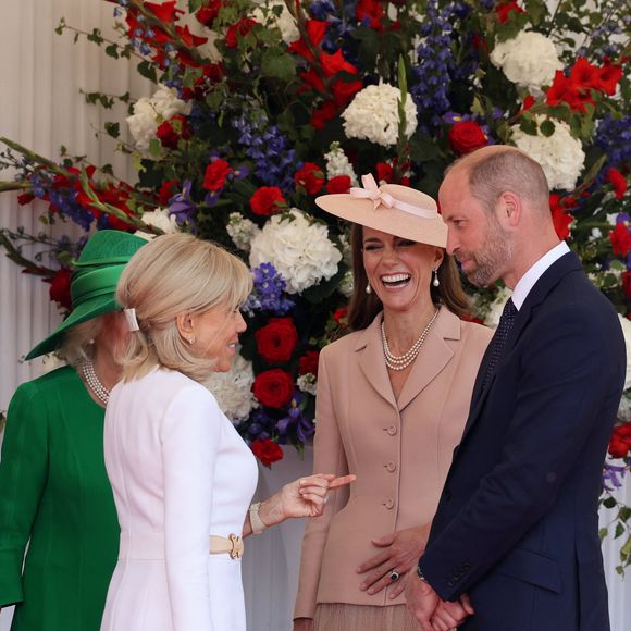 Le roi Charles III d'Angleterre, Camilla Parker Bowles, reine consort d'Angleterre, le prince William, prince de Galles, et Catherine (Kate) Middleton, princesse de Galles, accueillent le couple présidentiel français le président Emmanuel Macron et sa femme la Première Dame Brigitte Macron sur Datchet road à Windsor, Royaume Uni, le 8 juillet 2025. © Dominique Jacovides/Bestimage