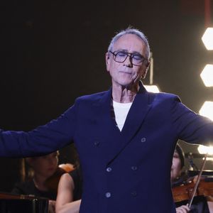 Exclusif - Alain Chamfort lors de l'enregistrement de l'émission Le Grand Echiquier - Spécial Claude François présentée par C.Chazal et A.Manoukian et diffusée le 13 janvier sur France, à l'Opéra royal du château de Versailles, accompagné par l'Orchestre de l'Opéra Royal à Versailles, France, le 16 septembre 2025. Jack Tribeca/Bestimage