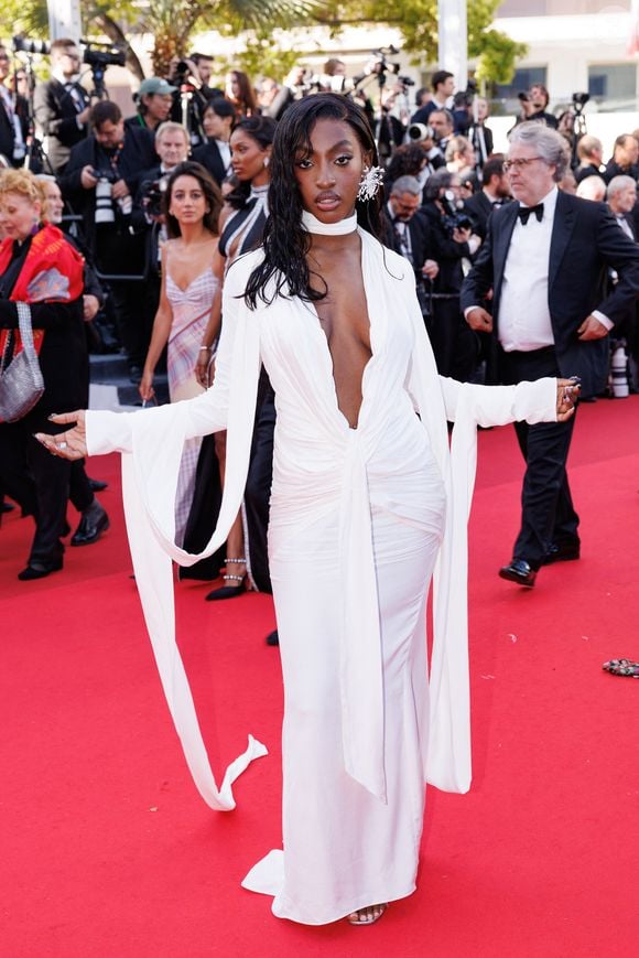 Dace à des mannequins internationaux

Ebony (Star Academy) - Montée des marches du film « Vie privée » lors du 78ème Festival International du Film de Cannes, au Palais des Festivals à Cannes. Le 20 mai 2025
© Jacovides-Moreau / Bestimage