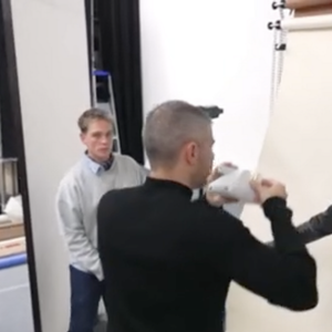 Louane Emera doit choisir le visuel officiel de l'Eurovision 2025, puisqu'elle y représentera la France, le samedi 17 mai 2025