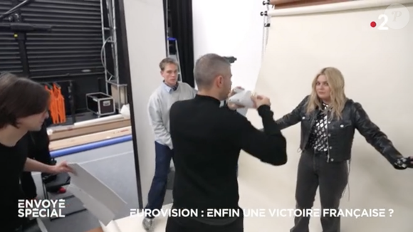 Louane Emera doit choisir le visuel officiel de l'Eurovision 2025, puisqu'elle y représentera la France, le samedi 17 mai 2025
