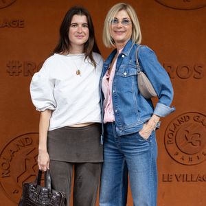 Michèle Laroque et sa mère Oriane Deschamps au village lors des Internationaux de France de Tennis de Roland Garros 2026. Paris, le 2 juin 2026. 

© Jacovides-Moreau / Bestimage