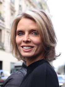 Sur les trois enfants de Sylvie Tellier (Miss France), un seul scolarisé dans le public ! Elle s'explique : "Je suis fan du privé, fan de l'uniforme"