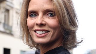 Sur les trois enfants de Sylvie Tellier (Miss France), un seul scolarisé dans le public ! Elle s'explique : "Je suis fan du privé, fan de l'uniforme"