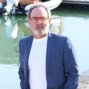 Dans le podcast Prends ta place, il se confie sur les difficultés rencontrées par sa fille au quotidien.

Bruno Solo lors du photocall du 'Nouveau Jour'' lors du 27ème Festival de la Fiction de la Rochelle, France, le 19 septembre 2025. © Denis Guignebourg/Bestimage