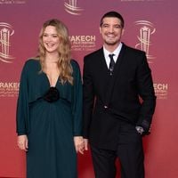 Main dans la main et larges sourires ! Virginie Efira pose avec Niels Schneider, père de son fils Hiro, 2 ans