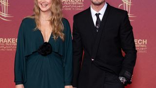 Main dans la main et larges sourires ! Virginie Efira pose avec Niels Schneider, père de son fils Hiro, 2 ans