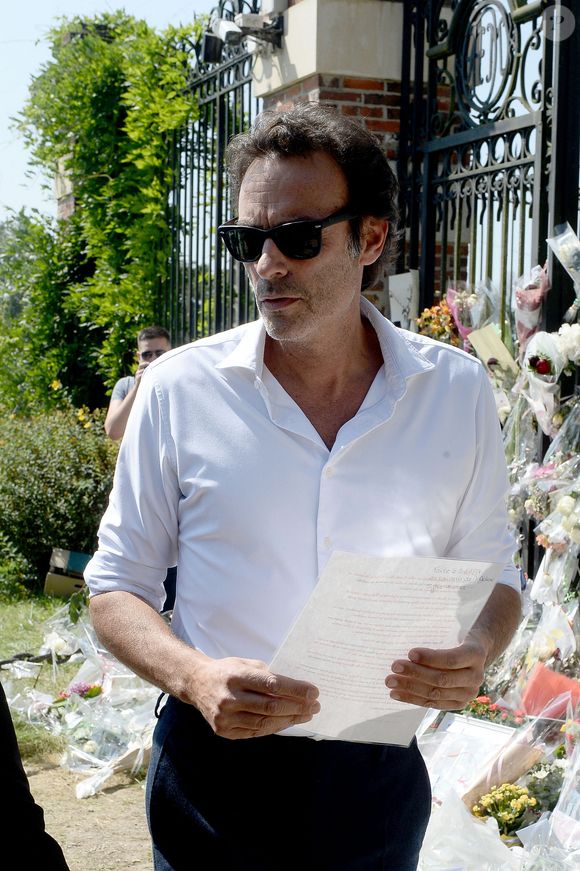 Anthony Delon et son demi-frère Alain-Fabien découvrent les hommages devant les grilles de la propriété de Douchy, quelques heures avant les obsèques de leur père, A.Delon, le 24 août 2024. @Agence / Bestimage