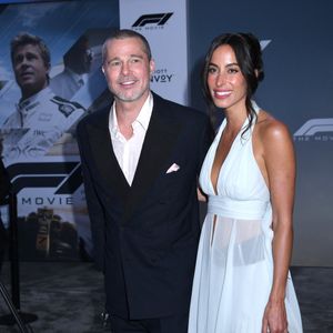 Brad Pitt et Ines de Ramon assistent à la première mondiale du film Apple Original Films 'F1 : The Movie' à Times Square à New York.  Le 16 juin 2025. © Photo Image Press via ZUMA Press Wire)