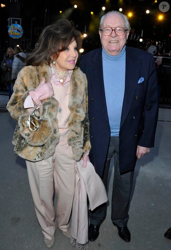 A son grand dam, Jean-Marie Le Pen ne pouvait accorder qu'un quart de héritage à son épouse Jany.

Jean-Marie Le Pen et sa femme Jany - Inauguration de la 50 eme edition de la Foire du Trone a Paris. Le 29 mars 2013