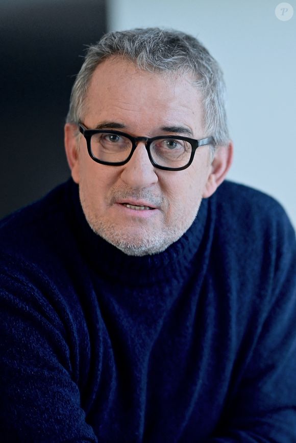 Christophe Dechavanne pose lors d'une séance de portrait à Paris, France, le 17 janvier 2024. Photo by Franck Castel/ABACAPRESS.COM