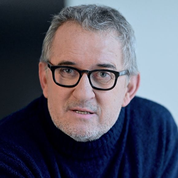 Christophe Dechavanne pose lors d'une séance de portrait à Paris, France, le 17 janvier 2024. Photo by Franck Castel/ABACAPRESS.COM