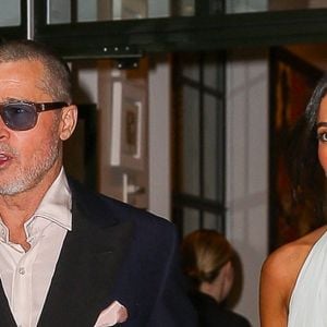 New York, NY - Brad Pitt et sa petite amie, Ines de Ramon, ont été vus quittant leur hôtel, élégants, alors qu'ils se rendaient à la première du nouveau film "F1".



Sur la photo : Brad Pitt, Ines de Ramon
