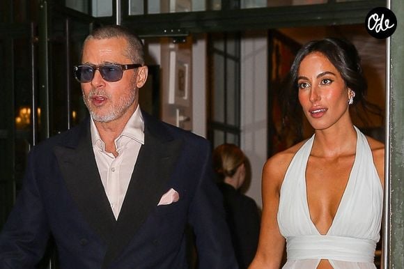 New York, NY - Brad Pitt et sa petite amie, Ines de Ramon, ont été vus quittant leur hôtel, élégants, alors qu'ils se rendaient à la première du nouveau film "F1".



Sur la photo : Brad Pitt, Ines de Ramon