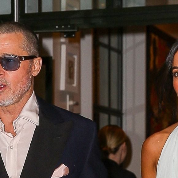 New York, NY - Brad Pitt et sa petite amie, Ines de Ramon, ont été vus quittant leur hôtel, élégants, alors qu'ils se rendaient à la première du nouveau film "F1".



Sur la photo : Brad Pitt, Ines de Ramon