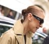 Elle complétait sa silhouette avec des lunettes de soleil Masque Alaïa à 350 euros et un chignon bas très plaqué.

Céline Dion acclamée par ses fans à son arrivée au palace Royal Monceau à Paris, le 28 août 2026. Phoot par Jasmine Aissaoui / Bestimage