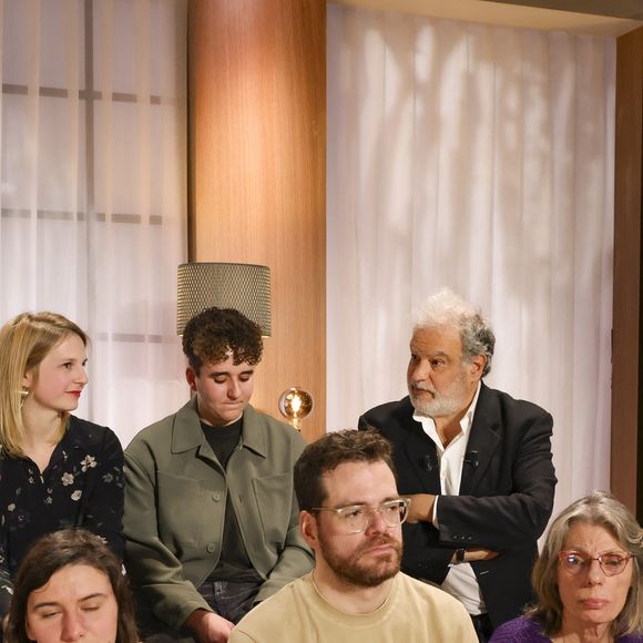 Exclusif - Raphaël Mezrahi sur plateau de l'émission "Animalement Vôtre" présentée par B.Montiel et diffusée le 4 janvier 2026 sur France 3, à Paris, France, le 3 décembre 2025. © Jack Tribeca/Bestimage