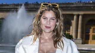 "Quand on est poli..." : L'attitude de Laetitia Casta envers la compagne d'un célèbre acteur immortalisée en vidéo et ça fait parler