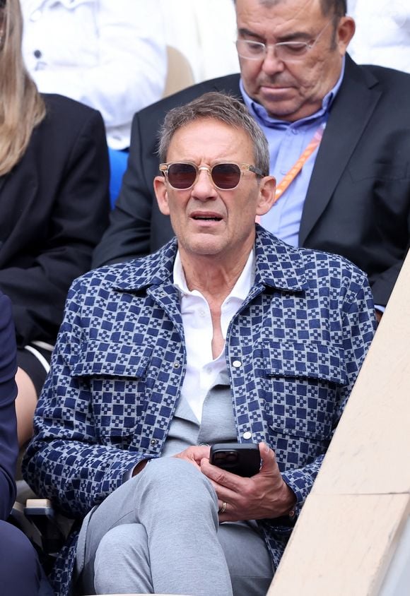 Julien Courbet dans les tribunes lors des Internationaux de France de Tennis de Roland Garros 2025, à Paris, France, le 27 mai 2025. © Jacovides-Moreau/Bestimage