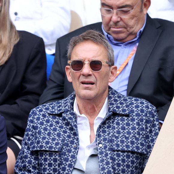 Julien Courbet dans les tribunes lors des Internationaux de France de Tennis de Roland Garros 2025, à Paris, France, le 27 mai 2025. © Jacovides-Moreau/Bestimage