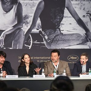 un rôle que Guillaume Canet a écrit pour elle.

Thierry Chèze, Simon Jacquet, Marion Cotillard, Denis Menochet, Guillaume Canet, Leonardo Sbaraglia lors de la conférence de presse pour le film Karma lors du 79ème Festival International du Film de Cannes le 16 mai 2026. © Valentina Claret / Pool / Bestimage