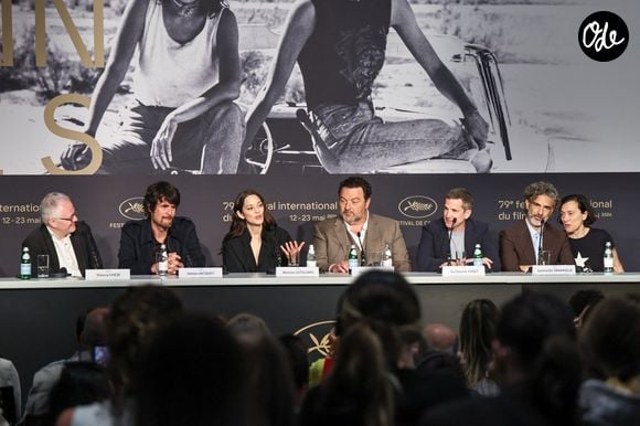 un rôle que Guillaume Canet a écrit pour elle.

Thierry Chèze, Simon Jacquet, Marion Cotillard, Denis Menochet, Guillaume Canet, Leonardo Sbaraglia lors de la conférence de presse pour le film Karma lors du 79ème Festival International du Film de Cannes le 16 mai 2026. © Valentina Claret / Pool / Bestimage