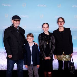 Tchéky Karyo, sa compagne Valérie Keruzoré et leurs enfants. Tapis rouge lors de la 7e édition du festival Cineroman à Nice le 3 Octobre 2025 . © Bebert-Jacovides/Bestimage