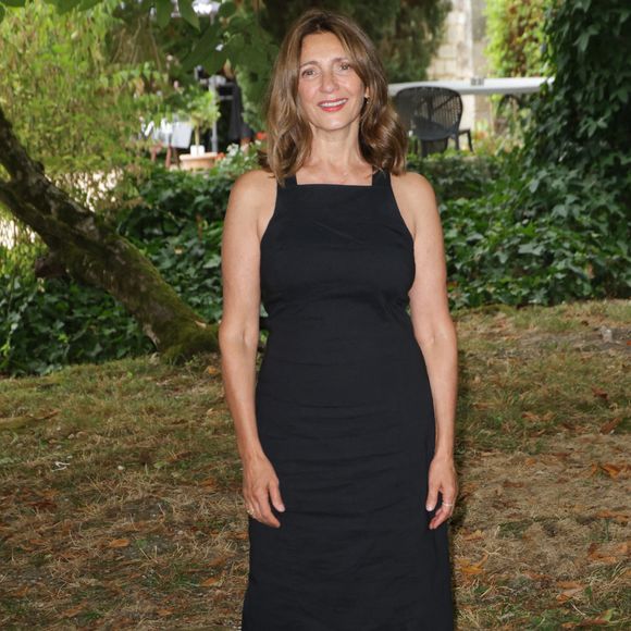 Au cours de cet entretien, la figure de Scènes de ménages a également expliqué se sentir beaucoup plus libre de s'affirmer en vieillissant.

Valérie Karsenti lors du photocall du film « Adieu Jean-Pat » à l'occasion de la 18e édition du Festival du film francophone d'Angoulême (FFA), le 27 août 2025.

© Coadic Guirec / Bestimage