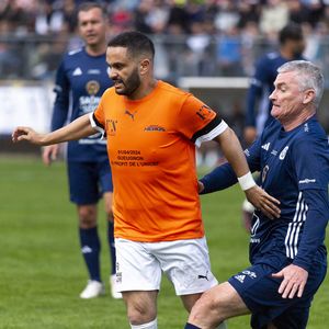 "Soit je m'enfermais dans ma tanière, soit je me décidais à me relever pour revenir plus fort. C'était en avril 2023, j'ai commencé ma première session de sport, au bout de dix minutes à 5km/h j'avais mal partout. Mais j'ai continué pas à pas", a t-il glissé.

Malik Bentalha lors du match caritative au bénéfice de l'Unicef opposant la Team Saône-et-Loire à la Team Unicef au stade Jean-Laville de Gueugnon, France, le 1er avril 2024.  © Pierre Perusseau/Bestimage