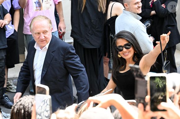 Salma Hayek et son mari François-Henri Pinault - Arrivées et Sorties du défilé Balenciaga Collection Haute Couture Automne/Hiver 2025-2026 lors de la Fashion Week de Paris (PFW), à Paris, France, le 9 juillet 2025. © Yehiel Chekroune/bestimage