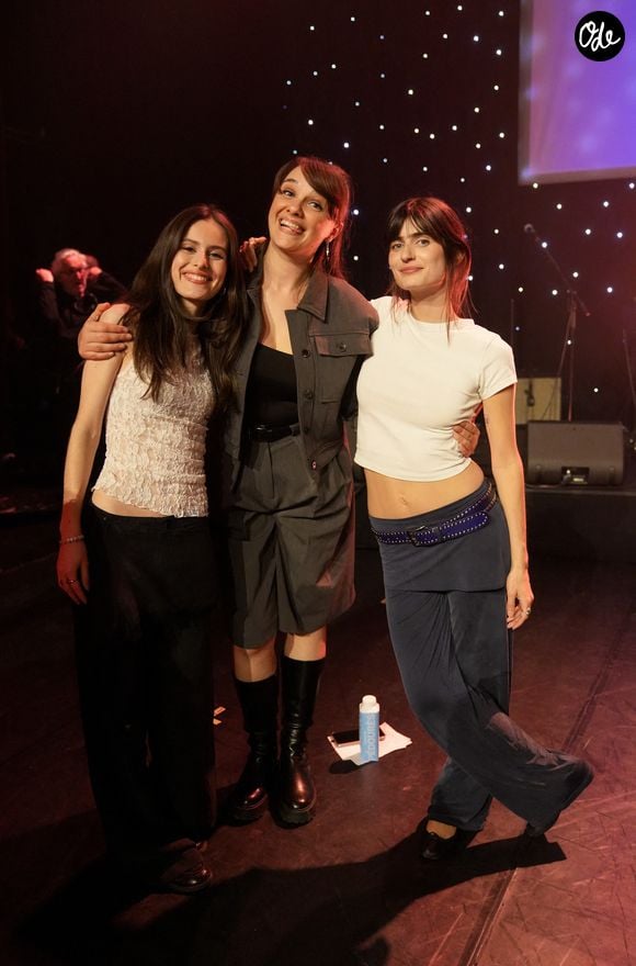 Fanny Delaigue, répétitrice de la Star Academy, aux côtés des anciennes académiciennes Jeanne et Marguerite lors du Gala "Tous les talents chantent contre le cancer" aux Folies Bergères à Paris le 8 juin 2026.  

© Anne-Sophie Guebey / Bestimage