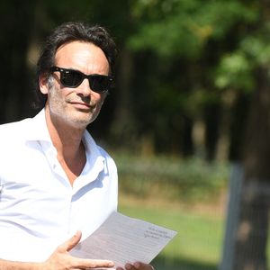 Anthony Delon et son demi-frère Alain-Fabien découvrent les hommages devant les grilles de la propriété de Douchy, quelques heures avant les obsèques de leur père, A.Delon, le 24 août 2024. © Agence / Bestimage