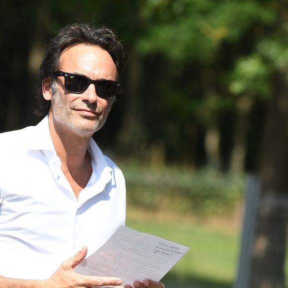 Anthony Delon et son demi-frère Alain-Fabien découvrent les hommages devant les grilles de la propriété de Douchy, quelques heures avant les obsèques de leur père, A.Delon, le 24 août 2024. © Agence / Bestimage