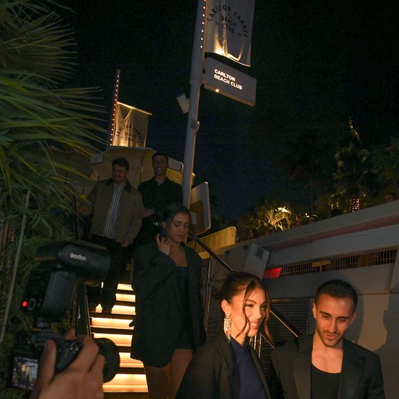 Antoine Dupont et l ex Miss France Iris Mittenaere au photocall du Grand Dîner en toute intimité avec Dadju sur la plage de l'hôtel Carlton en marge du 78ème Festival International du Film de Cannes, France, le 17 mai 2025. © Lionel Urman/Bestimage