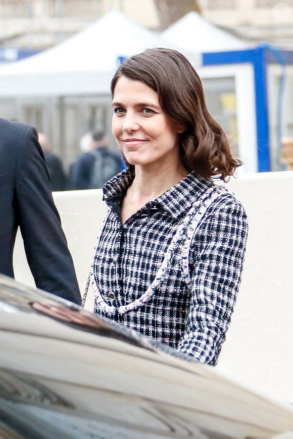 Charlotte Casiraghi aux sorties du défilé Chanel Mode Féminine Prêt-À-Porter Automne/Hiver 2025-2026 lors de la Fashion Week de Paris (PFW) au Grand Palais, à Paris, France, le 11 mars 2025. © Christophe Clovis/Bestimage