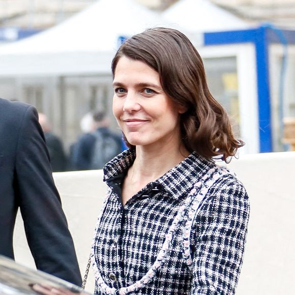 Charlotte Casiraghi aux sorties du défilé Chanel Mode Féminine Prêt-À-Porter Automne/Hiver 2025-2026 lors de la Fashion Week de Paris (PFW) au Grand Palais, à Paris, France, le 11 mars 2025. © Christophe Clovis/Bestimage