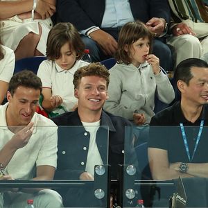 Léon Marchand en tribunes lors de la finale homme "Jannik Sinner - Alexander Sverev (6/3 - 7/6 - 6/3)" du tournoi de tennis d'Open 2025 de Melbourne en Australie, le 25 janvier 2025.
© Nicolas Luttiau/Bestimage
